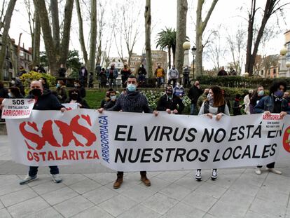 Hosteleros de Bizkaia se concentran este martes ante la sede del Tribunal Superior de Justicia del País Vasco, en Bilbao.