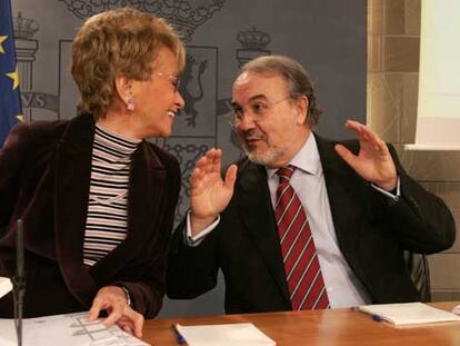 María Teresa Fernández de la Vega y Pedro Solbes, en la rueda de prensa posterior al Consejo de Ministros.