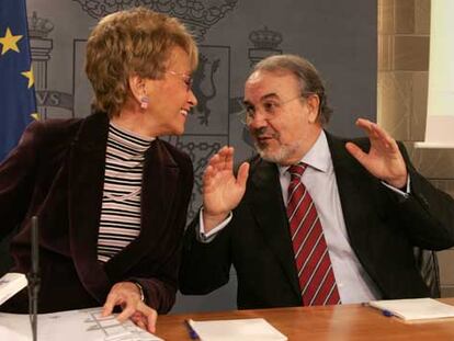 María Teresa Fernández de la Vega y Pedro Solbes, en la rueda de prensa posterior al Consejo de Ministros.