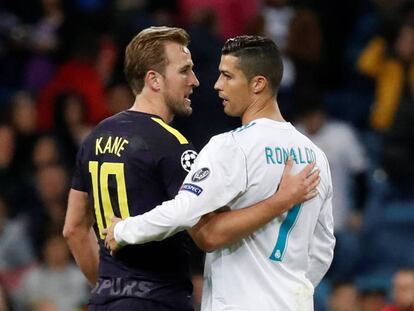 Cristiano Ronaldo junto a Harry Kane durante el partido. 