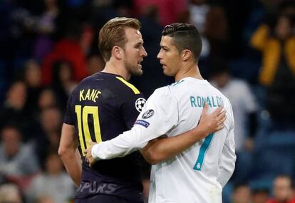 Cristiano Ronaldo junto a Harry Kane durante el partido. 
