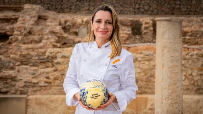 Begoña Rodrigo posa con el tercer sol de la Guía Repsol, entregado este lunes en Cartagena (Región de Murcia). Imagen proporcionada por la compañía energética.