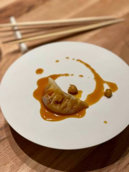 'Gyoza' de callos a la madrileña con garbanzos fritos, del restaurante Ugo Chan.