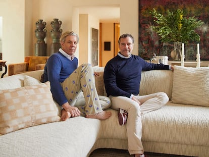 Michael S. Smith y James Costos posan para El País Semanal en uno de los salones de su casa, ubicada en el barrio de Holmby Hills, al oeste de Los Ángeles. En la imagen, detrás de la pareja, un par de esculturas de Peter Schlesinger, y Choir, 2014-2015, obra del artista estadounidense Philip Taaffe. 