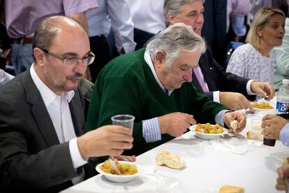 Comida popular con el expresidente de Uruguay, José Mujica, en la localidad zaragozana de La Puebla de Albortón (España).