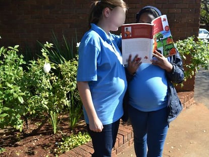 Dos alumnas de la Escuela Hospital de Pretoria (Sud&aacute;frica).