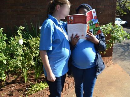 Dos alumnas de la Escuela Hospital de Pretoria (Sud&aacute;frica).