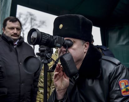 Presidente de Ucrania, Petro Poroshenko durante una visita a la base de un destacamento fronterizo móvil en la ciudad de Bortnichi, cerca de Kiev.