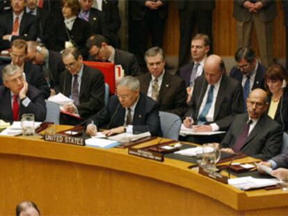 Jack Straw y Colin Powell, en la ONU, durante la presentación del último informe de Hans Blix antes de la guerra.