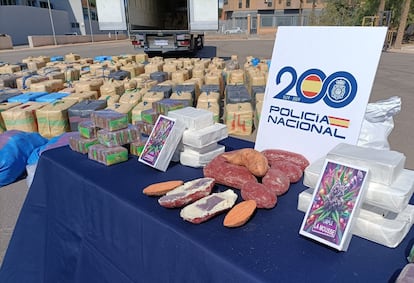Hachís intervenido en Almería que viajaba oculto entre sandías y en el interior de batatas falsas.