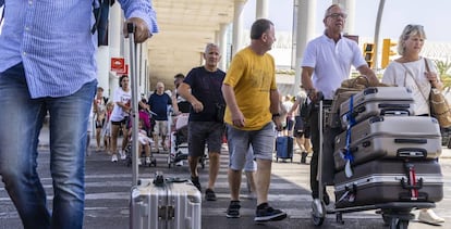 Turistas desembarcando en el aeropuerto de Palma de Mallorca el pasado viernes.