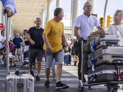 Turistas desembarcando en el aeropuerto de Palma de Mallorca el pasado viernes.
