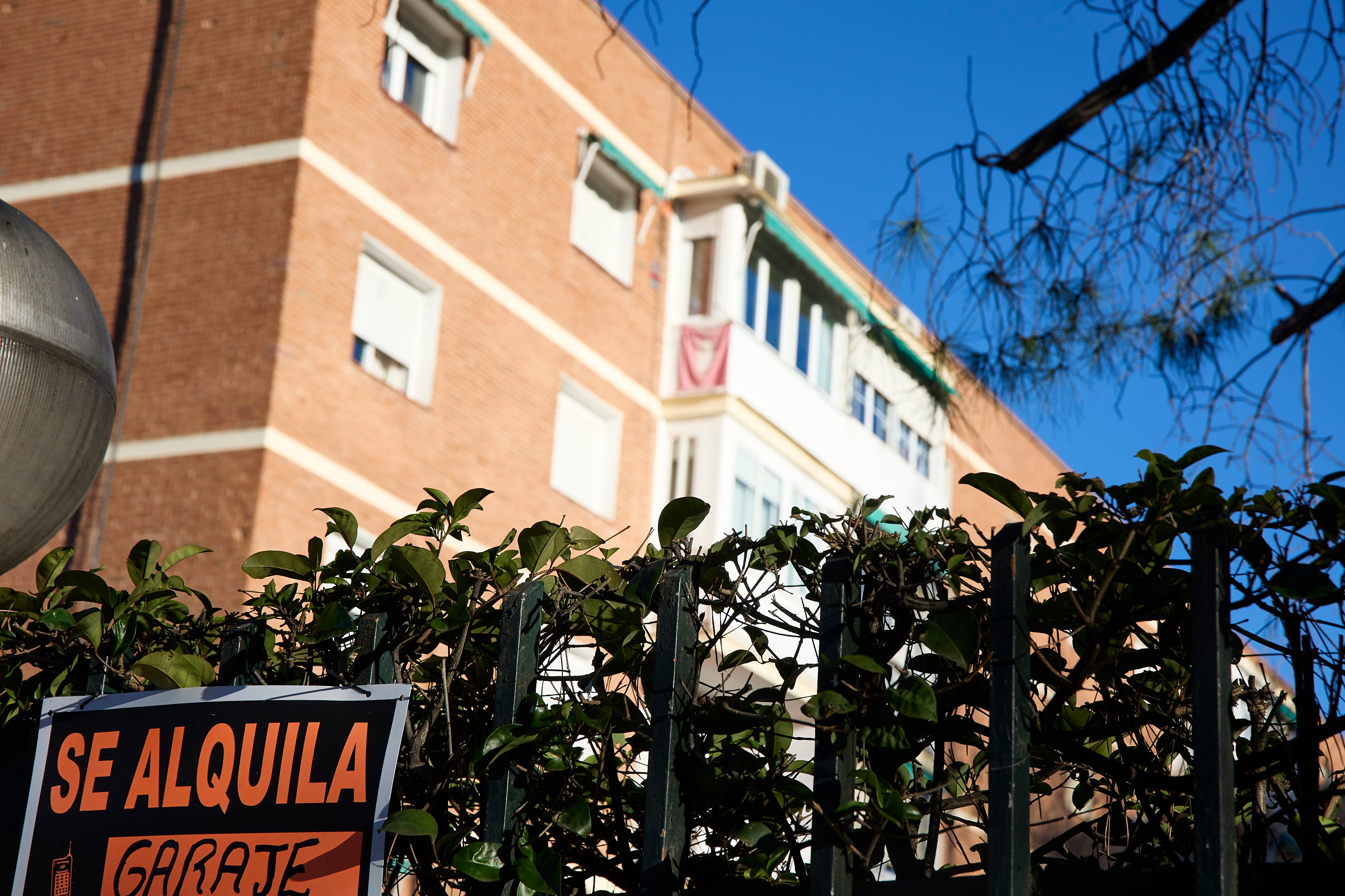 Un cartel anunciado el alquiler de una plaza de garaje, en Madrid.