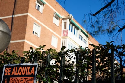 Un cartel anunciado el alquiler de una plaza de garaje, en Madrid.