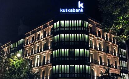 Oficina de Kutxabank iluminada con energía renovable.