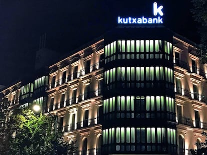 Oficina de Kutxabank iluminada con energía renovable.