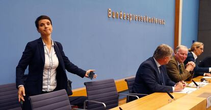 Frauke Petry, antigua copresidenta de Afd en confrencia de prensa en Berl&iacute;n antes de anunciar su salida del partido ultraderechista. 