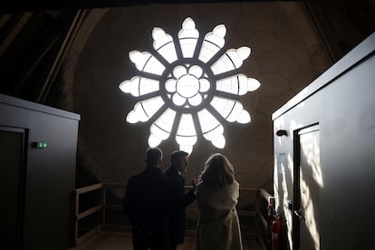 El presidente francés, Emmanuel Macron (centro), junto a su esposa, Brigitte Macron, visitan las obras de restauración de la catedral de Notre Dame, este viernes. 