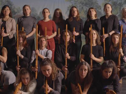 'Hold Hold Fire', 2019, still de vídeo da artista Olivia Plender.