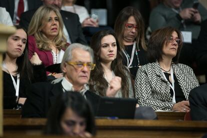 Las hijas y la mujer de Jordi Turull siguen el pleno desde la tribuna de invitados en el Parlament, el 22 de marzo. 