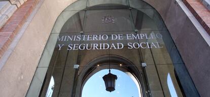 Entrada principal del Ministerio de Empleo y Seguridad Social en Madrid