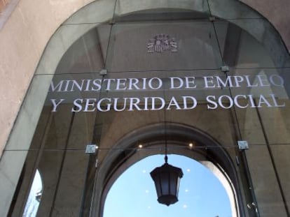 Entrada principal del Ministerio de Empleo y Seguridad Social en Madrid