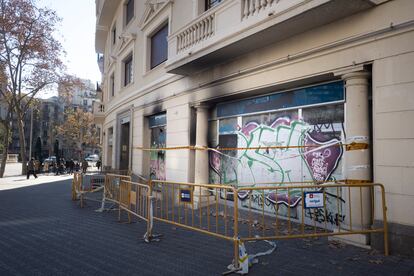La antigua oficina bancaria ocupada de Barcelona en la que murieron cuatro personas en un incendio en noviembre, todavía precintada.