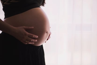 Una mujer embarazada en su casa.