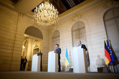 De izquierda a derecha, el presidente de Ucrania, Volodímir Zelenski; el presidente de Francia, Emmanuel Macron, y el canciller de Alemania, Olaf Scholz, en una comparecencia en el Elíseo en París en febrero de 2023. 