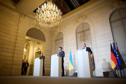 De izquierda a derecha, el presidente de Ucrania, Volodímir Zelenski; el presidente de Francia, Emmanuel Macron, y el canciller de Alemania, Olaf Scholz, en una comparecencia en el Elíseo en París en febrero de 2023.