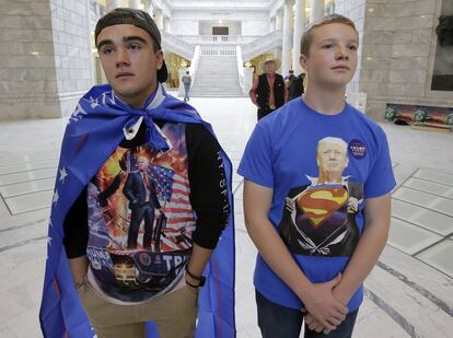 Dos adolescentes visten camisetas con la imagen del candidato republicano Donald Trump el 1 de noviembre en el Capitol de Salt Lake City, Utah (EE UU).