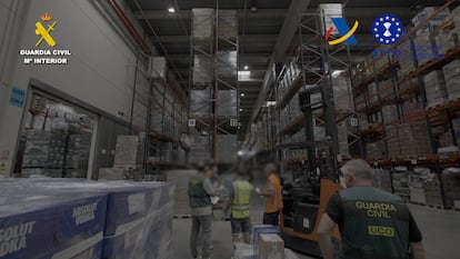 Depósito fiscal de bebidas alcohólicas registrado por la Guardia Civil en la Operación Gallagher contra el fraude del IVA, en una imagen facilitada por el instituto armado.
