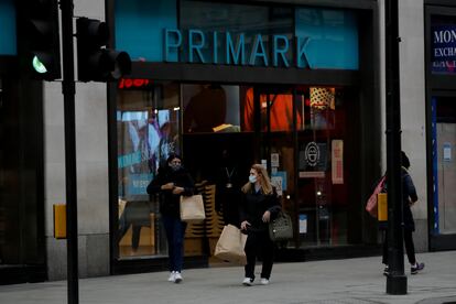 Dos clientas salen de una tienda Primark en Londres tras su reapertura este miércoles.