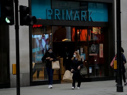 Dos clientas salen de una tienda Primark en Londres tras su reapertura este miércoles.
