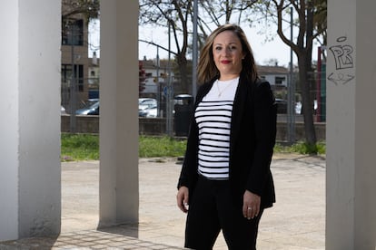 Laura B, a las afueras de las oficinas donde trabaja en Palma, este jueves.