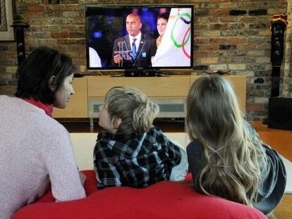 Una familia ve los Juegos Olímpicos por televisión