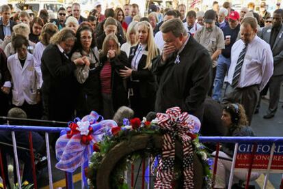 Minuto de silencio celebrado ayer en el centro comercial donde fue tiroteada Gabrielle Giffords.