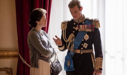 Claire Foy, de 'sport' en una escena cotidiana de Isabel II con su marido,