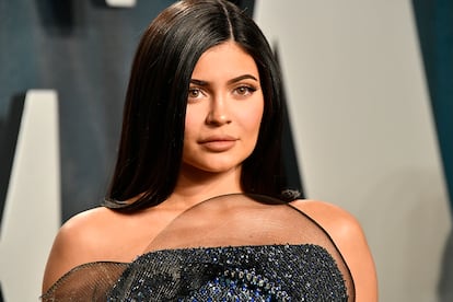 ¿Quién? Kylie Jenner ¿Inversiones de éxito? Pese a que fue acusada de inflar las cifras de su negocio cosmético, con apenas 18 años la más joven del clan Kardashian lanzó al mercado una línea de perfiladores y barras de labios bajo el nombre de Kylie Cosmetics que cosechó un éxito inusitado. La empresaria y celebrity vendió en noviembre del año pasado el 51% de su firma a la multinacional Coty por 600 millones de dólares. Fortuna estimada: 575 millones de euros.