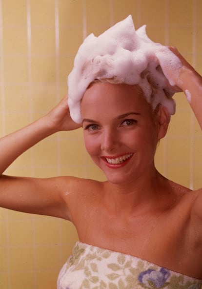 Una mujer se lava el pelo en una imagen de los años sesenta.