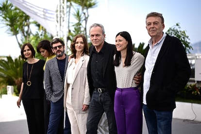 Desde la izquierda, Cristina Zumarraga, María León, Manolo Solo, Ana Torrent, Jose Coronado, Helena Miquel y Michel Gaztambide posan durante el 'photocall' de la película 'Cerrar Los Ojos', el 22 de mayo.