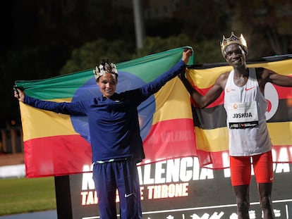 Gidey y Cheptegei, coronados tras batir los récords mundiales de 5.000m y 10.000m.