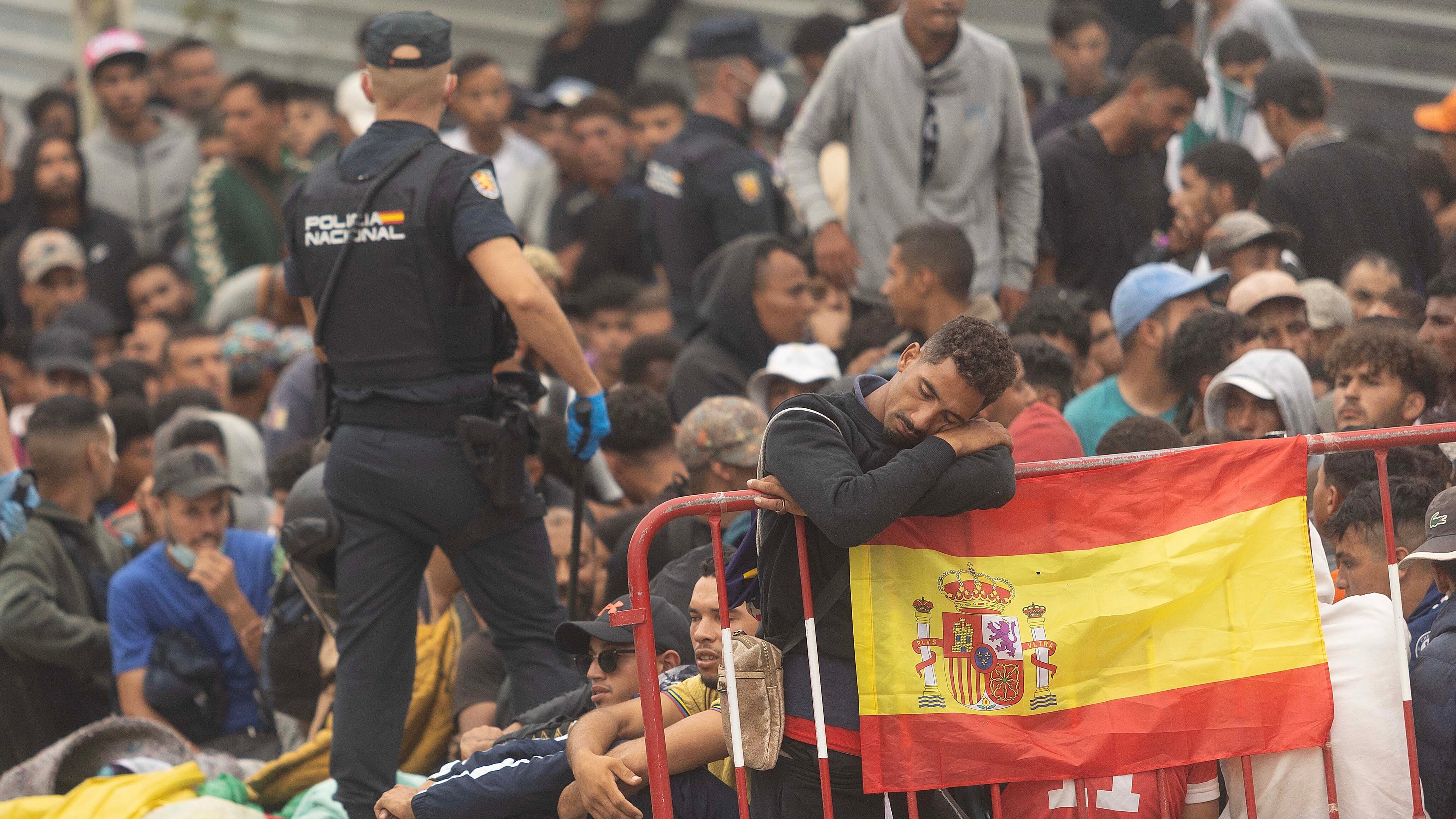 La incierta espera a la intemperie por una plaza en un centro de acogida en Ceuta: “Es muy duro pasar la noche ahí”