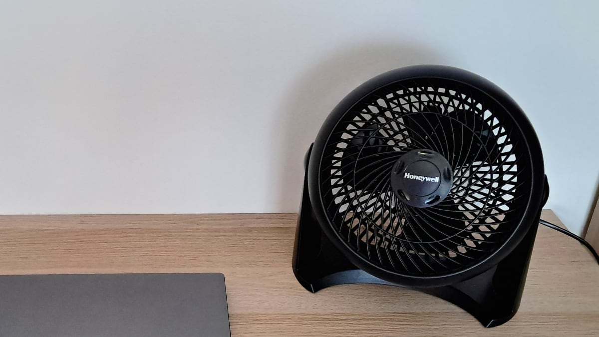 Ventilador de mesa con 3 velocidades.