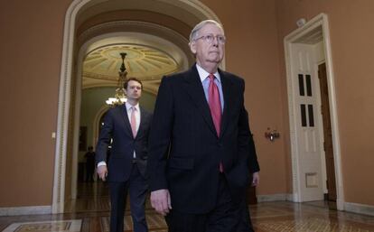 El líder republicano en el Senado Mitch McConnell se dirige a la votación este jueves.