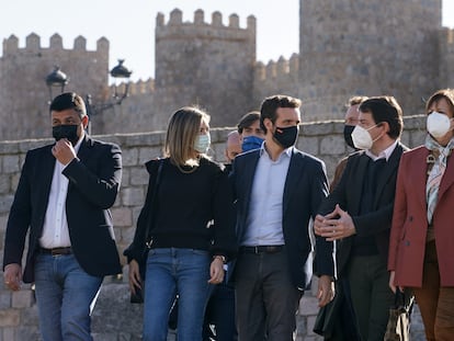 ÁVILA, 30/01/2022.- El presidente nacional del Partido Popular, Pablo Casado (centro), y el candidato del PP a la Presidencia de la Junta de Castilla y León, Alfonso Fernández Mañueco (a su derecha), pasean frente a la muralla de Ávila durante un acto de campaña de cara a las elecciones autonómicas del próximo 13 de febrero, este domingo en Ávila. EFE/ Raúl Sanchidrián