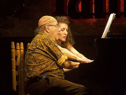 Carles Santos e In&eacute;s Borr&agrave;s, ante el piano, en Jamboree.