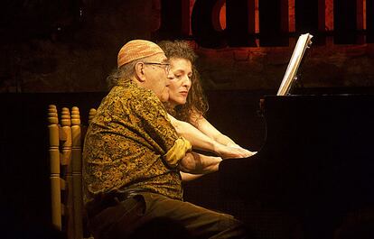 Carles Santos e Inés Borràs, ante el piano, en Jamboree.