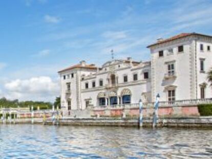 Una vista panorámica de Villa Vizcaya con la isleta artificial que sirve de rompeolas.