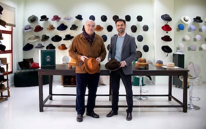 Enrique Fernández (izquierda) y Abraham Mazuecos, presidente y director general respectivamente de la fábrica de sombreros artesanales Fernández y Roche.